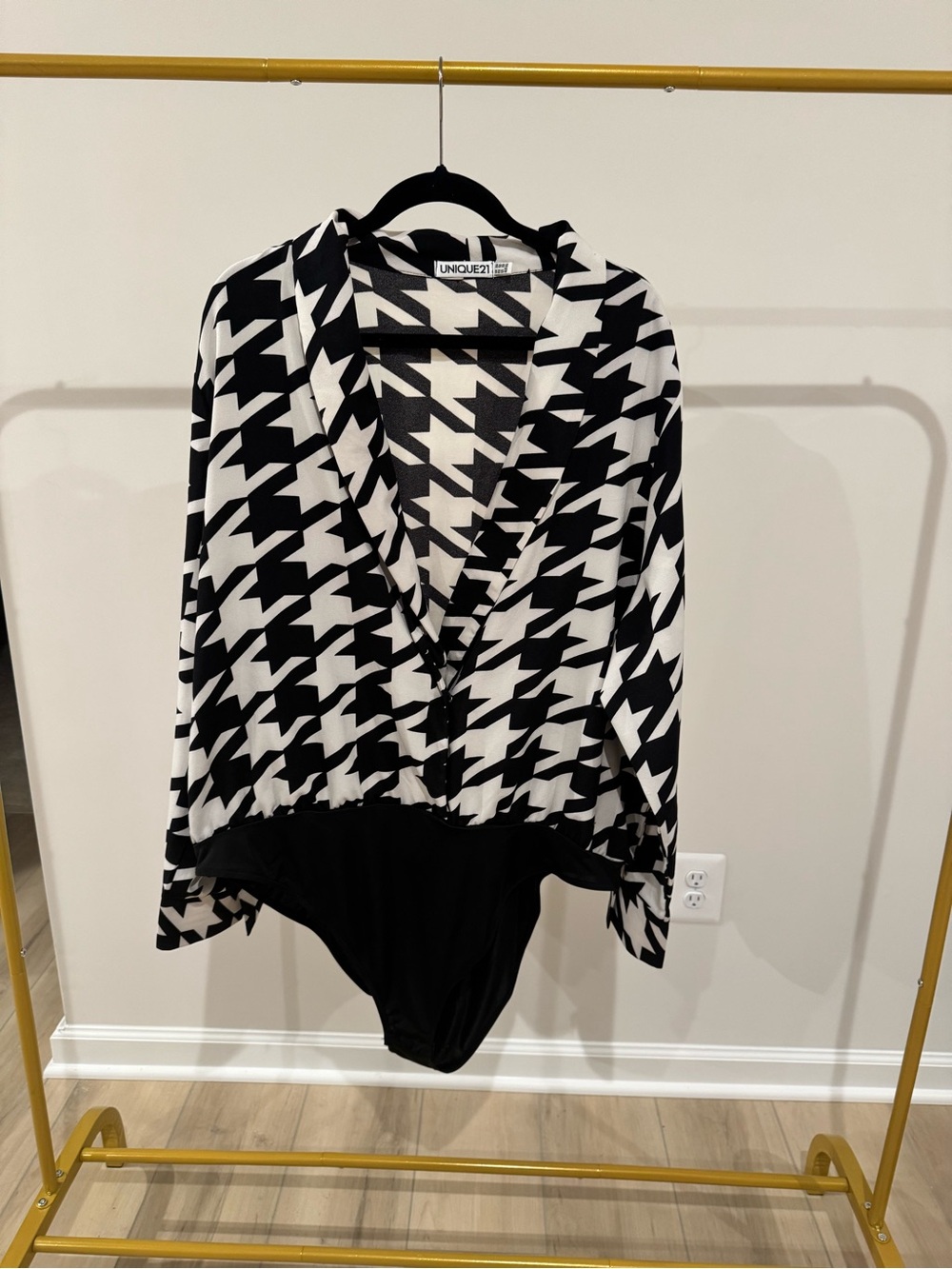 UNIQUE21 Women’s Black/White Houndstooth V-Neck Long Sleeve Bodysuit - Sz 20